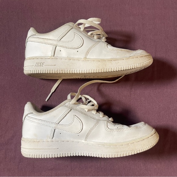 NIKE The Nike Air Force 1 Low LE in Triple White Shoe Sneaker- Size Youth 3 (3Y) - Picture 5 of 8